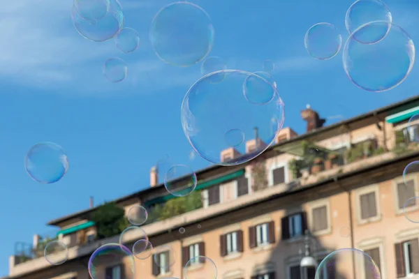 Des bulles de savon volent au-dessus d'un bâtiment romain. Rome . — Photo