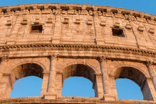 Nahaufnahme Frontansicht der drei Bögen des Kolosseums. Italien. — Stockfoto