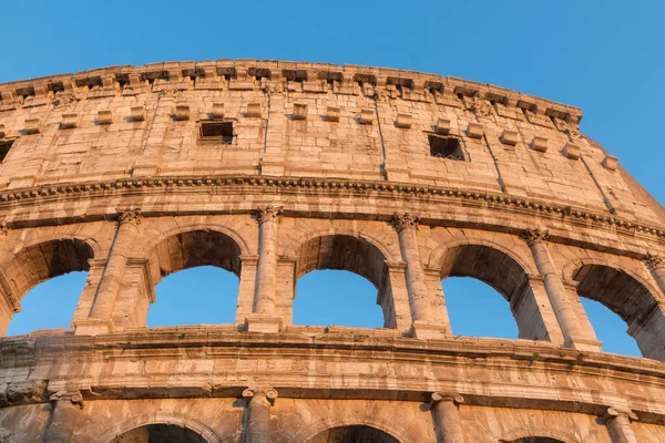 Archi del Colosseo alla luce del tramonto. Roma Italia . — Foto Stock