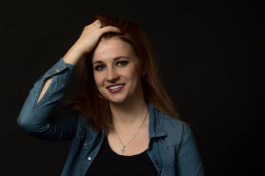 Gülen genç kadının düşük anahtar portresi