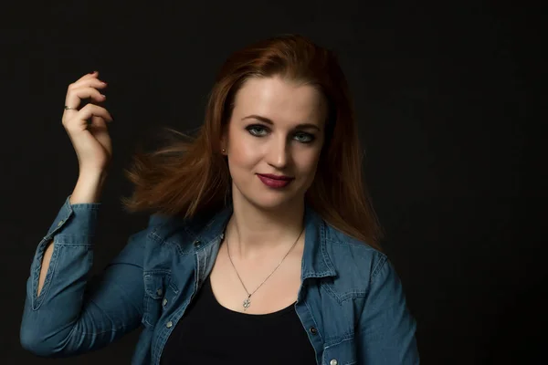 Portret van de jonge vrouw speelt met haar haren — Stockfoto