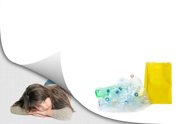 PET bottiglie rifiuti concetto di riciclaggio con mentire ragazza triste — Foto Stock