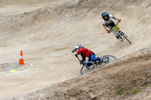 Joven ciclista en rojo está cayendo — Foto de Stock