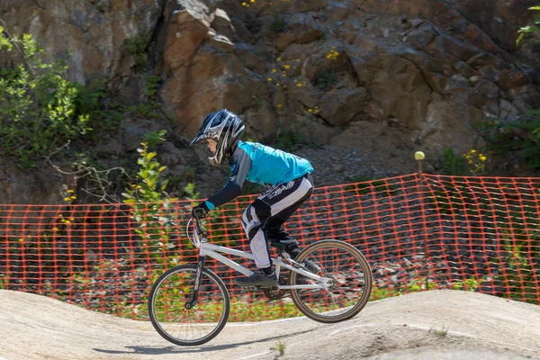 Panoramowanie strzał młodego chłopca rowerowego Racer — Zdjęcie stockowe