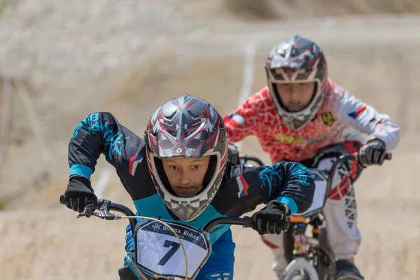 Vista de cerca de dos ciclistas masculinos en la carrera — Foto de Stock