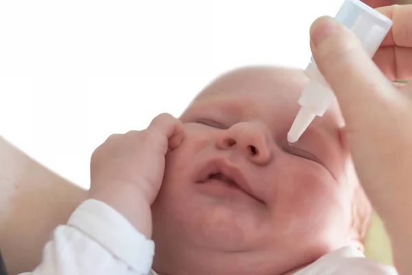Traitement de l'inflammation oculaire du nouveau-né en administrant des gouttes ophtalmiques — Photo