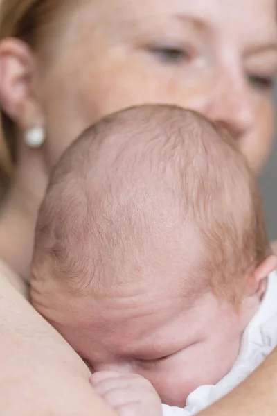 Pasgeboren jongen slaapt in Arms — Stockfoto