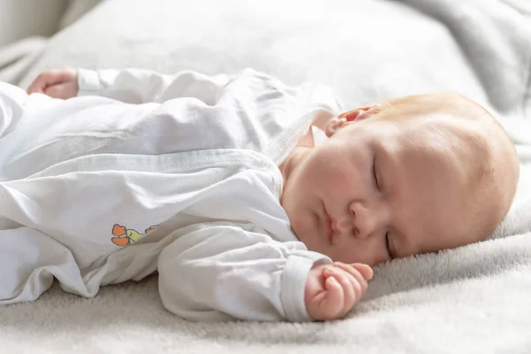 Красивый новорожденный мальчик спит на одеяле — стоковое фото
