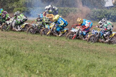 Sidecarcross yarışının yeterlilik eğitimi başlangıcı