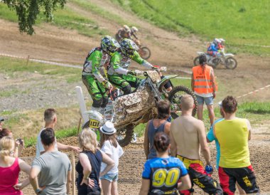Sidecars ayakta seyirci önünde atlıyor