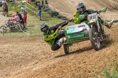 Yolcu dönüşte kenar arabayı etkin bir şekilde dengeler