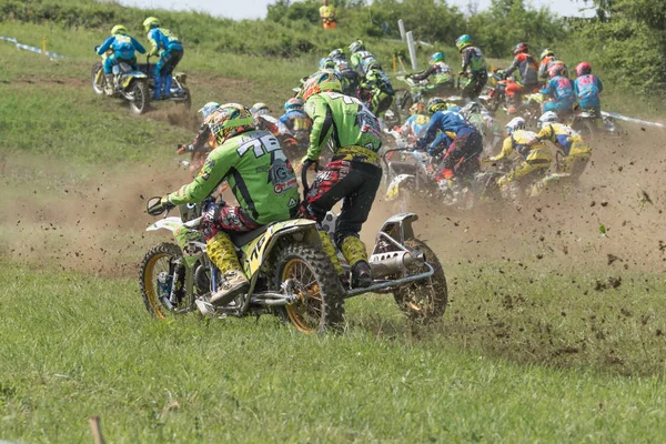 Start bergopwaarts van sidecarcross race — Stockfoto