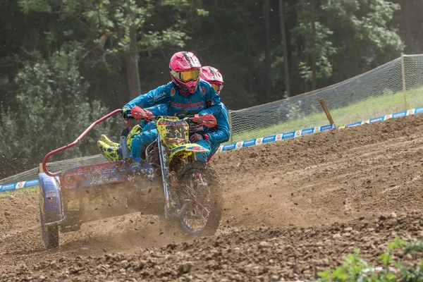 Sidecars with pink helmets in the turn — Stock Photo, Image