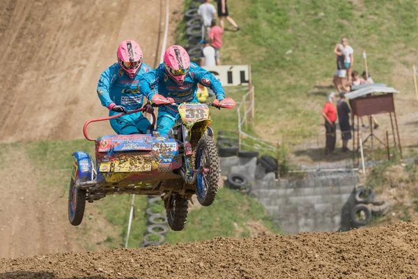 Sidecars z różowymi hełmami w skoku wzwyż — Zdjęcie stockowe