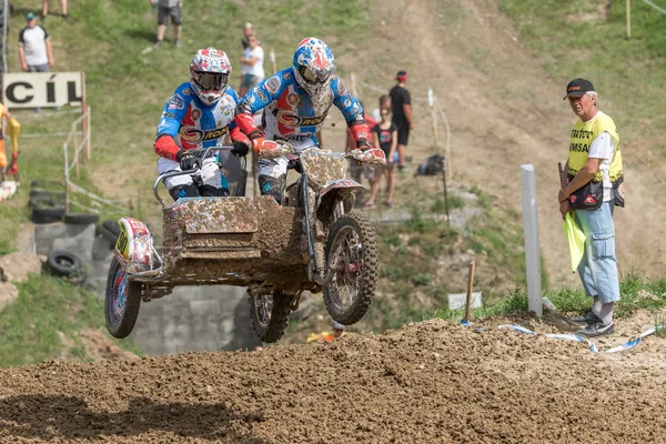 Sidecar crew is jumping in difficult terrain — Stock Photo, Image