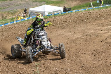 Dört bisikletli genç binici geçen bir dönüş