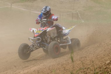 Toz bulutları içinde dört bisiklet genç binici