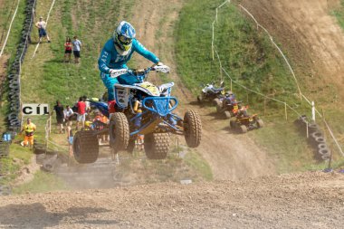  Mavi atlama dört binici Closeup dinamik atış 