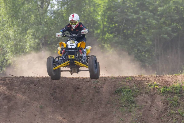 Young rider overcomes a difficult terrain — Stock Photo, Image