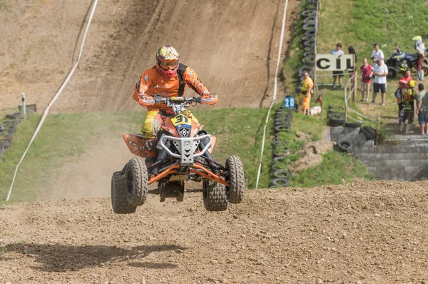 Dynamisch schot van de Quad Rider springen met zijn schaduw — Stockfoto