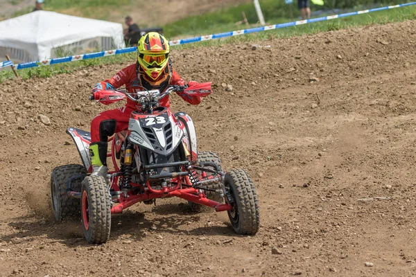 Giovane pilota in rosso su un quad è una svolta di passaggio — Foto Stock