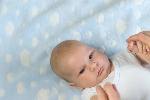 Pasgeboren jongen houden handen van zijn moeder — Stockfoto