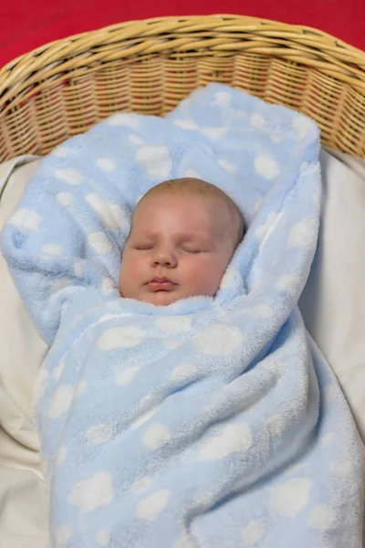 Enfant nouveau-né dormant dans un panier en tricot — Photo