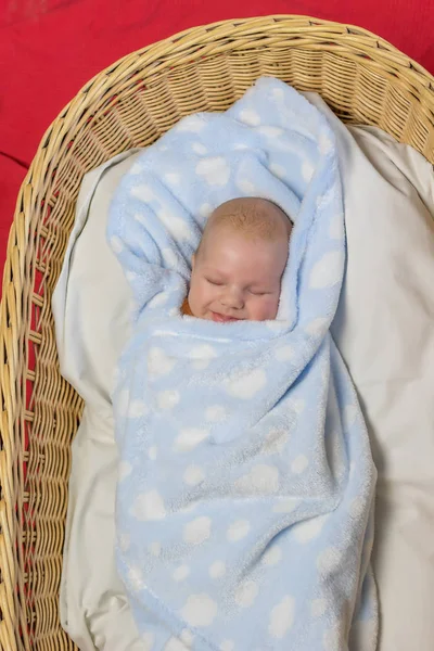 Новорожденный мальчик улыбается во сне — стоковое фото