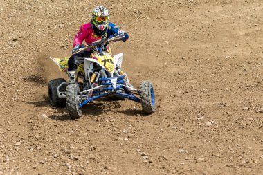 Dört bisikletli yalnız binici geçen bir dönüş