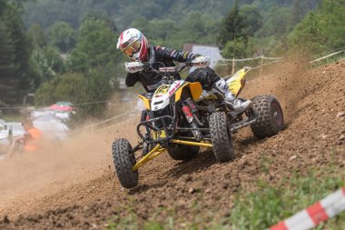 Siyah bir eğri kayak genç dörtlü binici 