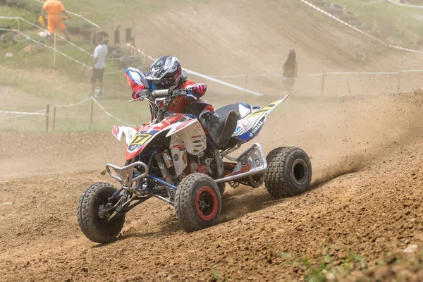 Jovem cavaleiro em uma moto quad é uma volta passageira — Fotografia de Stock