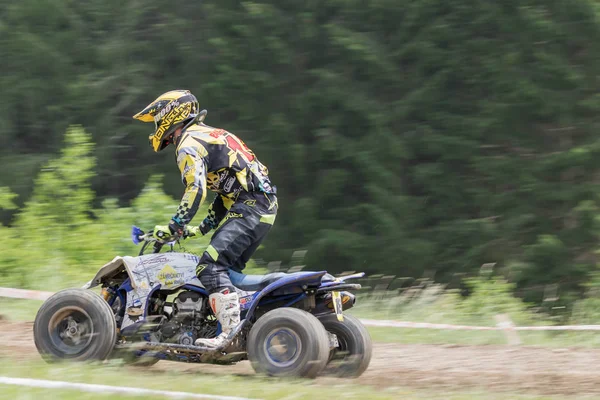 Panning zijaanzicht van Quad Rider in de race — Stockfoto