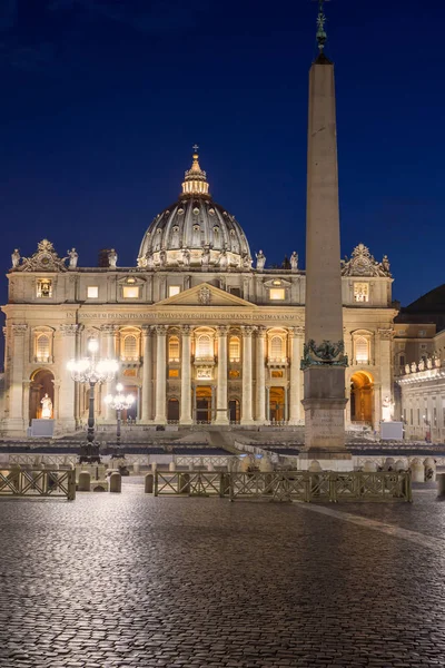 Plaza de San Pedro y Basílica de San Pedro en la Ciudad del Vaticano — Foto de Stock