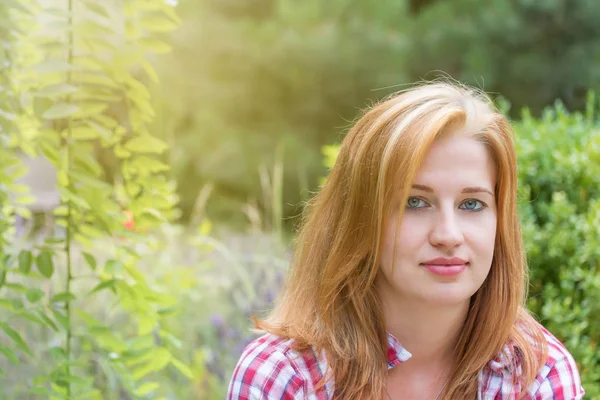 Ritratto di giovane donna dai capelli lunghi — Foto Stock