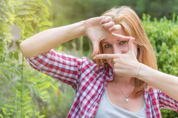 Attraktive junge Frau zeigt Symbol des Kamerarahmens — Stockfoto