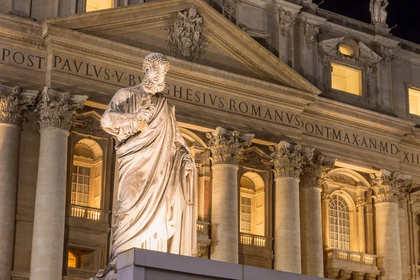 Fotografia noturna da Basílica de São Pedro na Cidade do Vaticano — Fotografia de Stock