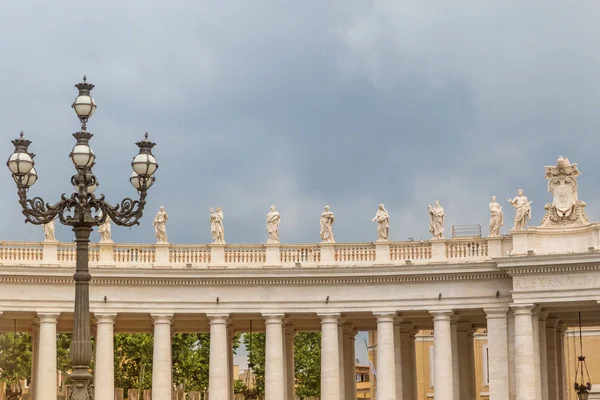 Bazylika Świętego Piotra kolumnada w Watykanie. — Zdjęcie stockowe