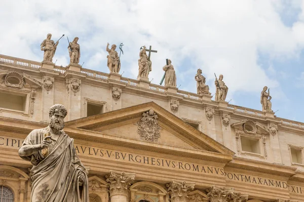 Sint-Pietersbasiliek met het standbeeld van Sint Pieter. Vaticaan CIT — Stockfoto