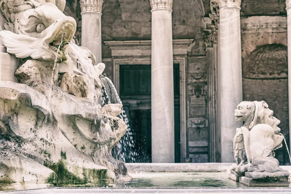 Twee fonteinen aan de voorkant van het Pantheon. Rome. — Stockfoto