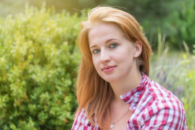 Çekici genç kadın kameraya bakarak poz