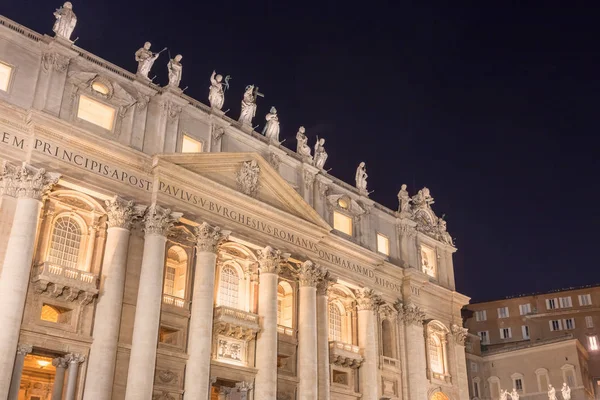 Basílica de San Pedro en la Ciudad del Vaticano en la noche . — Foto de Stock