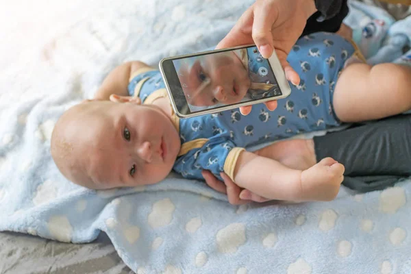 Moeder neemt een foto van een baby close-up — Stockfoto