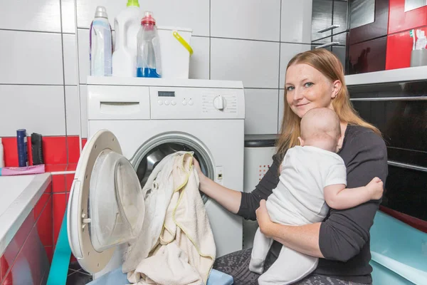 Домашняя работа во время материнства — стоковое фото