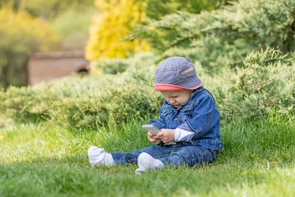 Der Süße Kleine Junge Der Draußen Sitzt Schreit Aufs Smartphone — Stockfoto