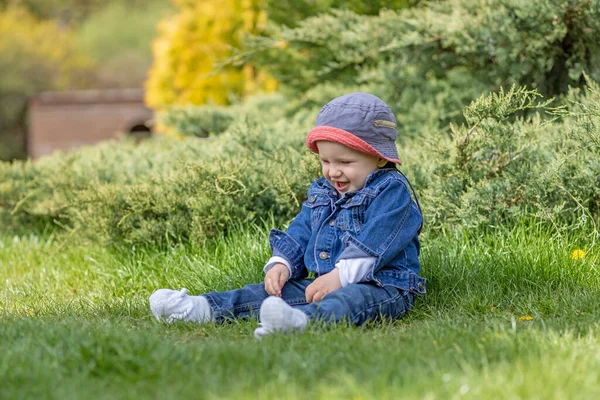 Niedliche Glückliche Kleine Junge Sitzt Freien — Stockfoto