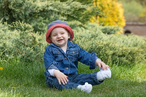 Smiling Little Baby Boy Closed Eyes Sitting Garden — Stock Photo, Image
