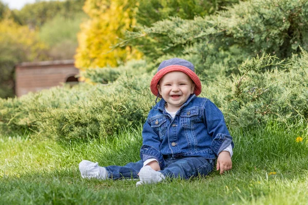 Netter Kleiner Junge Sitzt Draußen Und Lächelt Die Kamera — Stockfoto