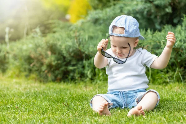 Niño Está Quitando Bronceador —  Fotos de Stock