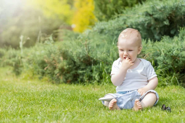 Kleiner Junge Weint Mit Der Hand Mund Freien — Stockfoto