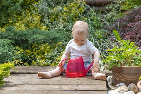 Cooler Kleiner Junge Sitzt Garten Mit Garten Gießkanne — Stockfoto